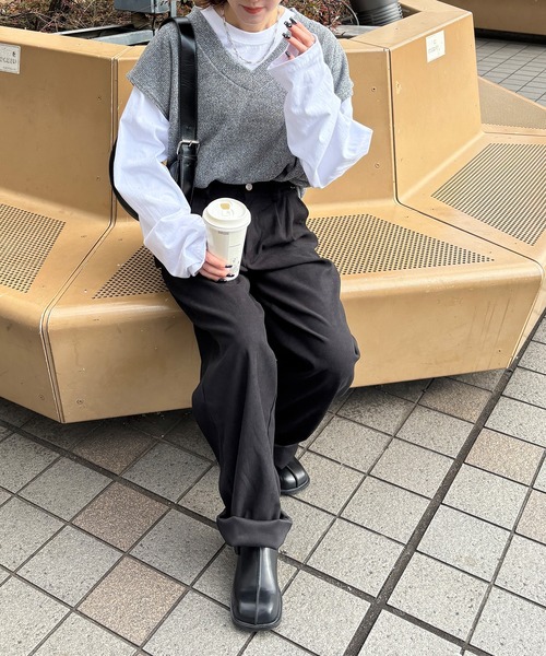 ISOOK（アイスー）の「【ISOOK / アイスー】オーバーサイズVネックベスト / ルーズ丈 ビッグシルエット ニット ユニセックス 春ニット ドロップショルダー レイヤード 重ね着 グレー ブラック 黒 ZOZOTOWN限定（ベスト・レディース・チャコール/ブラック・FREE）」の5枚目の写真