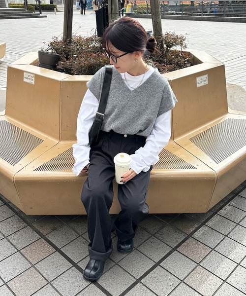 ISOOK（アイスー）の「【ISOOK / アイスー】オーバーサイズVネックベスト / ルーズ丈 ビッグシルエット ニット ユニセックス 春ニット ドロップショルダー レイヤード 重ね着 グレー ブラック 黒 ZOZOTOWN限定（ベスト・レディース・チャコール/ブラック・FREE）」の18枚目の写真