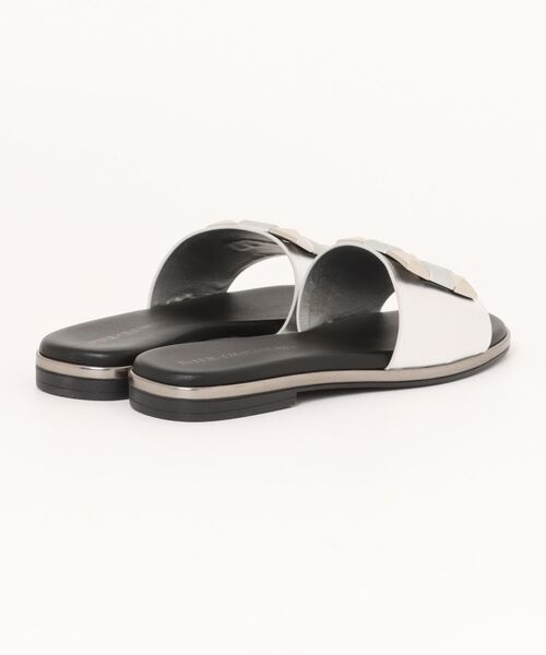 inter-chaussures(インターショシュール)の「【INTER-CHAUSSURES】オーナメントフラットスライドサンダル(I52200)(サンダル・レディース・ブラック/シルバー/ホワイト・35/36/37/38/39)」の4枚目の写真