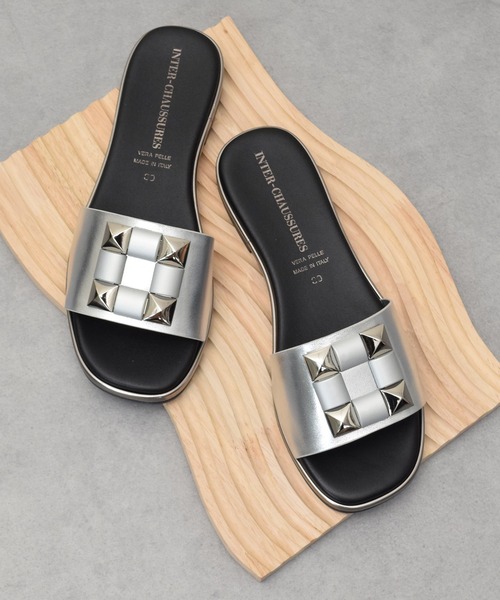 inter-chaussures(インターショシュール)の「【INTER-CHAUSSURES】オーナメントフラットスライドサンダル(I52200)(サンダル・レディース・ブラック/シルバー/ホワイト・35/36/37/38/39)」の1枚目の写真