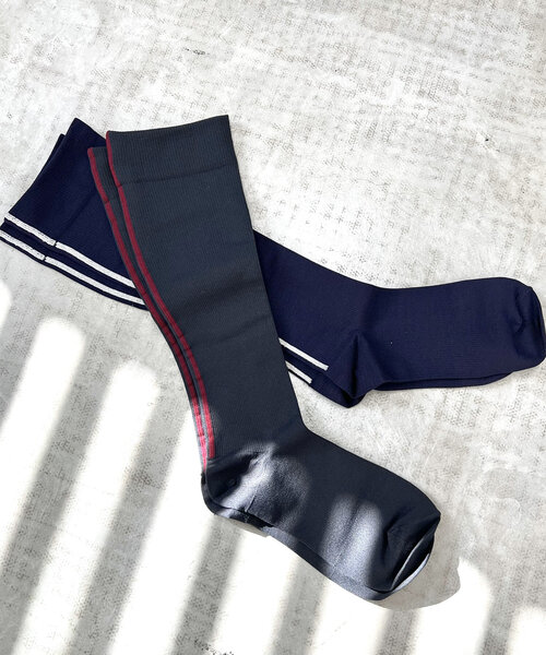 DouDou(ドゥドゥ)の「【WEB限定】MAEE ラインソックス(ソックス/靴下・レディース・ネイビー/チャコールグレー・23)」の5枚目の写真