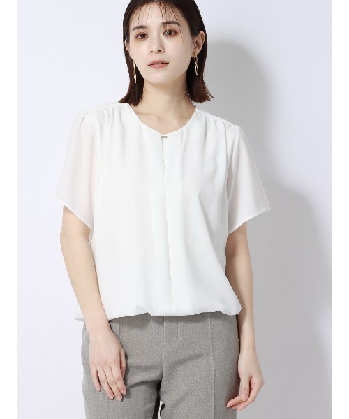 SUIT SQUARE（スーツスクエア）の「ウエストギャザープルオーバー 半袖 ウォッシャブル シフォンジョーゼット 無地 メタルパーツ（シャツ/ブラウス・レディース・ネイビー/ホワイト/ピンク/グレイッシュベージュ・38(9号)）」の2枚目の写真