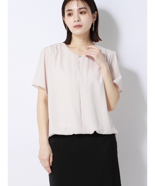 SUIT SQUARE（スーツスクエア）の「ウエストギャザープルオーバー 半袖 ウォッシャブル シフォンジョーゼット 無地 メタルパーツ（シャツ/ブラウス・レディース・ネイビー/ホワイト/ピンク/グレイッシュベージュ・38(9号)）」の4枚目の写真