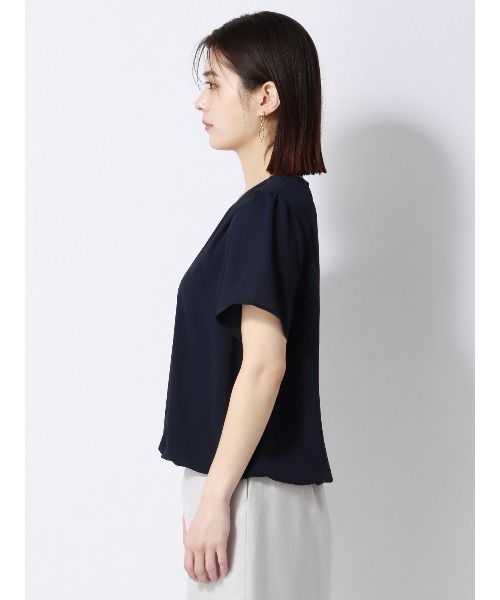 SUIT SQUARE（スーツスクエア）の「ウエストギャザープルオーバー 半袖 ウォッシャブル シフォンジョーゼット 無地 メタルパーツ（シャツ/ブラウス・レディース・ネイビー/ホワイト/ピンク/グレイッシュベージュ・38(9号)）」の6枚目の写真