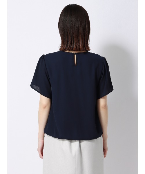 SUIT SQUARE（スーツスクエア）の「ウエストギャザープルオーバー 半袖 ウォッシャブル シフォンジョーゼット 無地 メタルパーツ（シャツ/ブラウス・レディース・ネイビー/ホワイト/ピンク/グレイッシュベージュ・38(9号)）」の7枚目の写真