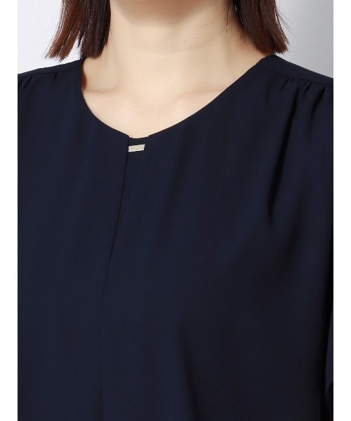 SUIT SQUARE（スーツスクエア）の「ウエストギャザープルオーバー 半袖 ウォッシャブル シフォンジョーゼット 無地 メタルパーツ（シャツ/ブラウス・レディース・ネイビー/ホワイト/ピンク/グレイッシュベージュ・38(9号)）」の8枚目の写真