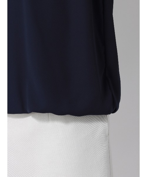 SUIT SQUARE（スーツスクエア）の「ウエストギャザープルオーバー 半袖 ウォッシャブル シフォンジョーゼット 無地 メタルパーツ（シャツ/ブラウス・レディース・ネイビー/ホワイト/ピンク/グレイッシュベージュ・38(9号)）」の10枚目の写真