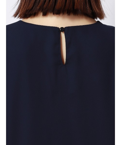 SUIT SQUARE（スーツスクエア）の「ウエストギャザープルオーバー 半袖 ウォッシャブル シフォンジョーゼット 無地 メタルパーツ（シャツ/ブラウス・レディース・ネイビー/ホワイト/ピンク/グレイッシュベージュ・38(9号)）」の11枚目の写真