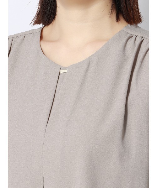 SUIT SQUARE（スーツスクエア）の「ウエストギャザープルオーバー 半袖 ウォッシャブル シフォンジョーゼット 無地 メタルパーツ（シャツ/ブラウス・レディース・ネイビー/ホワイト/ピンク/グレイッシュベージュ・38(9号)）」の18枚目の写真