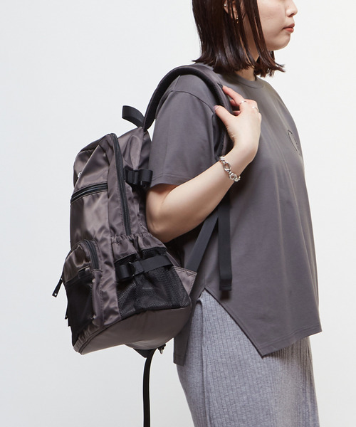CONVERSE TOKYO（コンバーストウキョウ）の「MESH POCKET NYLON BACKPACK（バックパック/リュック・レディース・グレー/ブラック・FREE）」の4枚目の写真