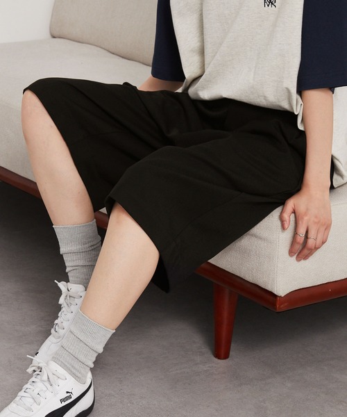 MONO-MART(モノマート)の「ワイドシルエットタックバミューダショーツ(その他パンツ・レディース・チャコールグレー/ブラック/ネイビー/ホワイト・L/M/S)」の6枚目の写真