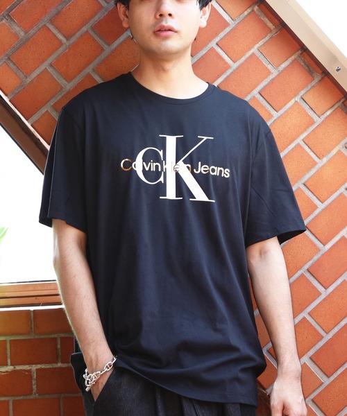 Calvin Klein(カルバン・クライン)の「Calvin Klein ゴールドモノグラム半袖Tシャツ(Tシャツ/カットソー・メンズ・ブラック系その他・MEDIUM/SMALL/LARGE)」の1枚目の写真