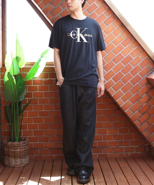 Calvin Klein(カルバン・クライン)の「Calvin Klein ゴールドモノグラム半袖Tシャツ(Tシャツ/カットソー・メンズ・ブラック系その他・MEDIUM/SMALL/LARGE)」の4枚目の写真