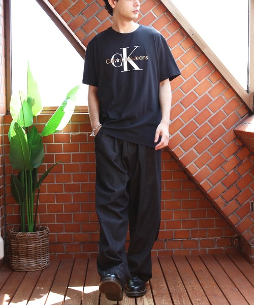 Calvin Klein(カルバン・クライン)の「Calvin Klein ゴールドモノグラム半袖Tシャツ(Tシャツ/カットソー・メンズ・ブラック系その他・MEDIUM/SMALL/LARGE)」の5枚目の写真