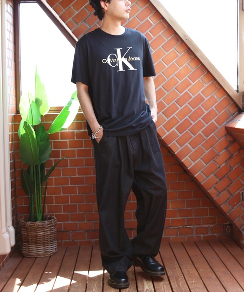 Calvin Klein(カルバン・クライン)の「Calvin Klein ゴールドモノグラム半袖Tシャツ(Tシャツ/カットソー・メンズ・ブラック系その他・MEDIUM/SMALL/LARGE)」の6枚目の写真