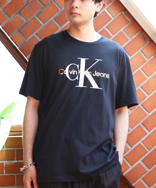 Calvin Klein(カルバン・クライン)の「Calvin Klein ゴールドモノグラム半袖Tシャツ(Tシャツ/カットソー・メンズ・ブラック系その他・MEDIUM/SMALL/LARGE)」の2枚目の写真