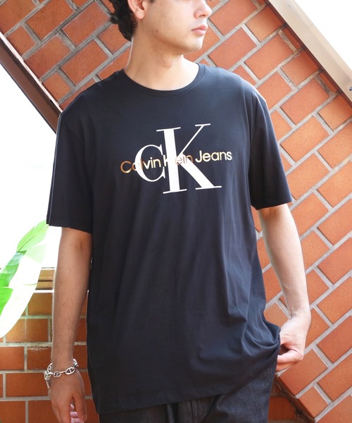 Calvin Klein(カルバン・クライン)の「Calvin Klein ゴールドモノグラム半袖Tシャツ(Tシャツ/カットソー・メンズ・ブラック系その他・MEDIUM/SMALL/LARGE)」の3枚目の写真