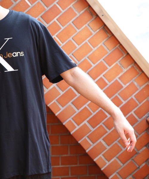 Calvin Klein(カルバン・クライン)の「Calvin Klein ゴールドモノグラム半袖Tシャツ(Tシャツ/カットソー・メンズ・ブラック系その他・MEDIUM/SMALL/LARGE)」の17枚目の写真