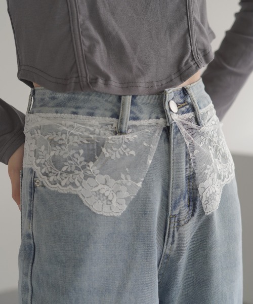 Clum(クルム)の「Straight denim pants with lace waist design / ウエストレースデザインストレートデニムパンツ(デニムパンツ・レディース・ブルー・SMALL/MEDIUM/LARGE)」の2枚目の写真