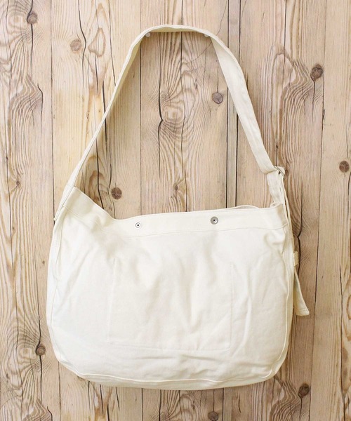 schott（ショット）の「Schottロゴプリント NEWSPAPER BAG（ショルダーバッグ・メンズ・キナリ/セージグリーン・FREE）」の4枚目の写真
