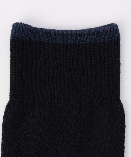 COMME CA ISM（コムサイズム）の「変形 へリンボーン柄 ソックス（ソックス/靴下・メンズ・ブラック/ネイビー/チャコール・27cm）」の4枚目の写真