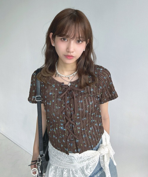 AS KNOW AS plus（アズノゥアズプラス）の「♪レースアップリボン 花柄フリル半袖プルオーバー（Tシャツ/カットソー・レディース・ブルー系/ブラウン系/レッド系・FREE）」の2枚目の写真