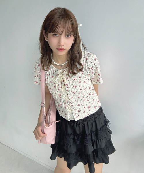 AS KNOW AS plus（アズノゥアズプラス）の「♪レースアップリボン 花柄フリル半袖プルオーバー（Tシャツ/カットソー・レディース・ブルー系/ブラウン系/レッド系・FREE）」の3枚目の写真