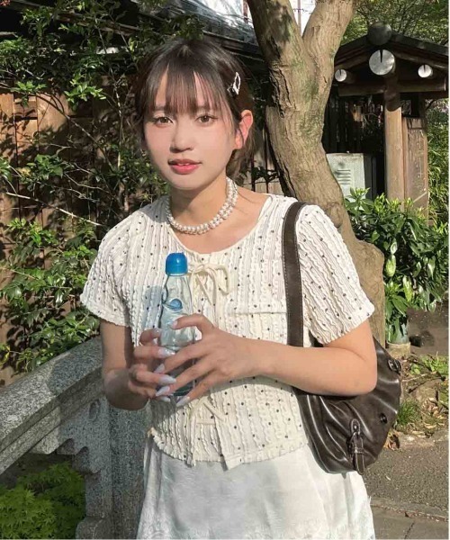 AS KNOW AS plus(アズノゥアズプラス)の「♪レースアップリボン 花柄フリル半袖プルオーバー(Tシャツ/カットソー・レディース・ブルー系/ブラウン系/レッド系/レッド系1/ブラック/ドット/ブルー系1・FREE)」の7枚目の写真