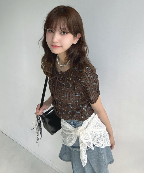 AS KNOW AS plus（アズノゥアズプラス）の「♪レースアップリボン 花柄フリル半袖プルオーバー（Tシャツ/カットソー・レディース・ブルー系/ブラウン系/レッド系・FREE）」の14枚目の写真