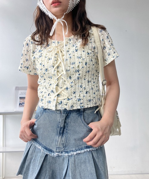 AS KNOW AS plus（アズノゥアズプラス）の「♪レースアップリボン 花柄フリル半袖プルオーバー（Tシャツ/カットソー・レディース・ブルー系/ブラウン系/レッド系・FREE）」の5枚目の写真