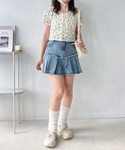 AS KNOW AS plus（アズノゥアズプラス）の「♪レースアップリボン 花柄フリル半袖プルオーバー（Tシャツ/カットソー・レディース・ブルー系/ブラウン系/レッド系・FREE）」の4枚目の写真