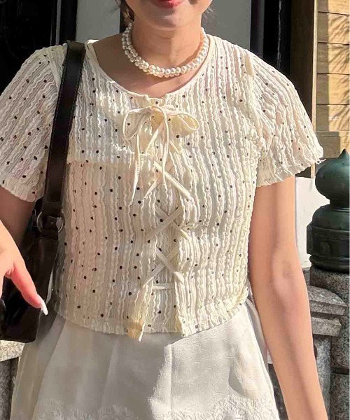 AS KNOW AS plus(アズノゥアズプラス)の「♪レースアップリボン 花柄フリル半袖プルオーバー(Tシャツ/カットソー・レディース・ブルー系/ブラウン系/レッド系/レッド系1/ブラック/ドット/ブルー系1・FREE)」の9枚目の写真