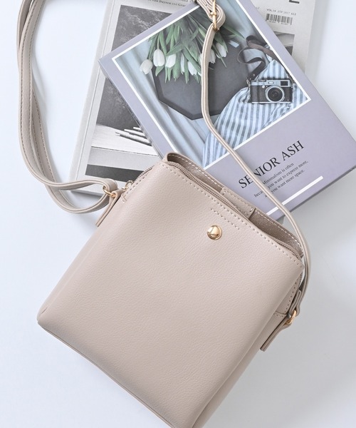 Honeys（ハニーズ）の「軽量両あおりミニバッグ（ショルダーバッグ・レディース・ライトベージュ/ブラック/レッド/アイボリー/グレイッシュベージュ/シルバー・FREE）」の4枚目の写真