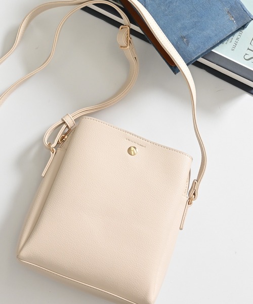 Honeys（ハニーズ）の「軽量両あおりミニバッグ（ショルダーバッグ・レディース・ライトベージュ/ブラック/レッド/アイボリー/グレイッシュベージュ/シルバー・FREE）」の2枚目の写真