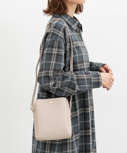 Honeys（ハニーズ）の「軽量両あおりミニバッグ（ショルダーバッグ・レディース・ライトベージュ/ブラック/レッド/アイボリー/グレイッシュベージュ/シルバー・FREE）」の10枚目の写真