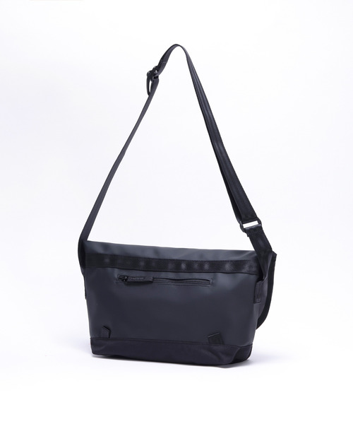 CHROME（クローム）の「［ CHROME / クローム ］COURIER FLAP MSNGR 6L MTBK_MATT BLACK / クーリエ フラップ メッセンジャー 6L マット ブラック 耐水（メッセンジャーバッグ・メンズ・ブラック系その他・FREE）」の2枚目の写真