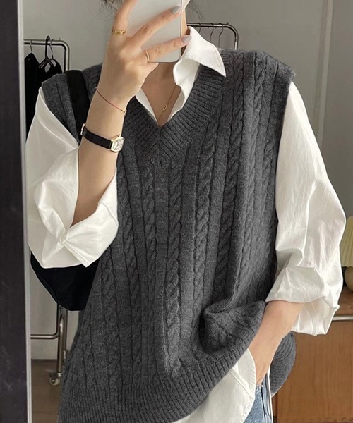 DAY CLOSET（デイ クローゼット）の「レディース ゆるっとオーバーサイズ。ケーブル編みVネックニットベスト（ベスト・レディース・グレー/ブラック・FREE）」の2枚目の写真