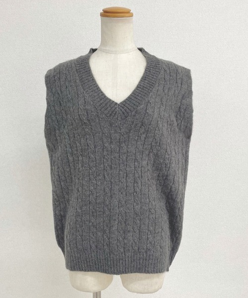 DAY CLOSET（デイ クローゼット）の「レディース ゆるっとオーバーサイズ。ケーブル編みVネックニットベスト（ベスト・レディース・グレー/ブラック・FREE）」の3枚目の写真