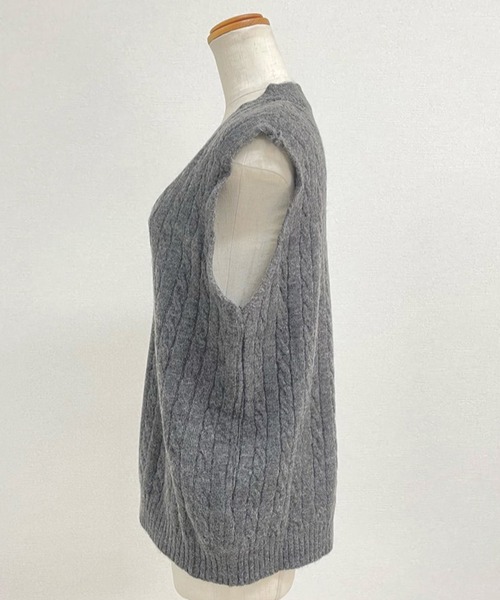 DAY CLOSET（デイ クローゼット）の「レディース ゆるっとオーバーサイズ。ケーブル編みVネックニットベスト（ベスト・レディース・グレー/ブラック・FREE）」の4枚目の写真