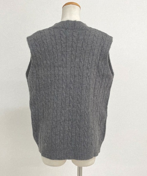 DAY CLOSET（デイ クローゼット）の「レディース ゆるっとオーバーサイズ。ケーブル編みVネックニットベスト（ベスト・レディース・グレー/ブラック・FREE）」の5枚目の写真