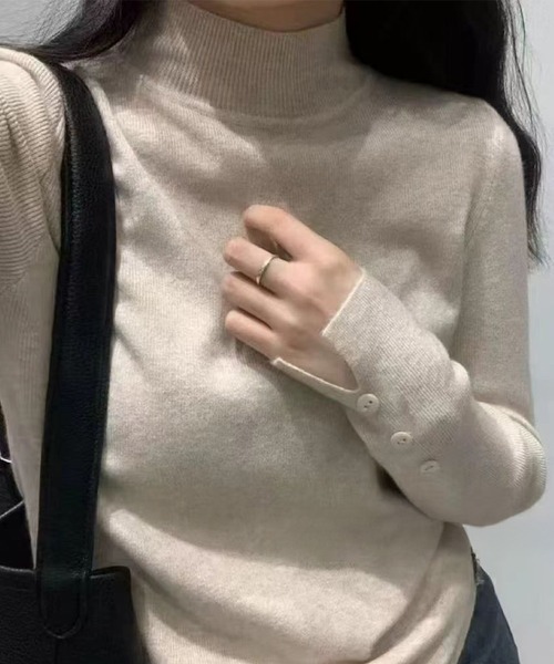 LOWO(ロワ)の「ハイネック 袖ボタンニット プルオーバー 長袖 トップス(ニット/セーター・レディース・ベージュ/ホワイト/キャメル/ボルドー/ブラウン/グリーン/ブラック/ピンクベージュ/グレー/チャコールグレー・FREE)」の6枚目の写真
