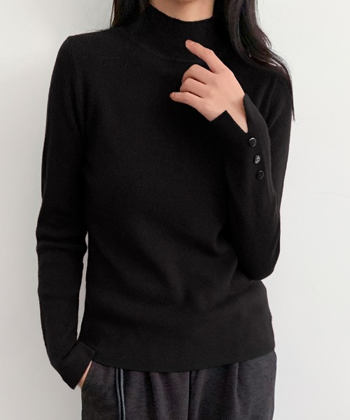 LOWO(ロワ)の「ハイネック 袖ボタンニット プルオーバー 長袖 トップス(ニット/セーター・レディース・ベージュ/ホワイト/キャメル/ボルドー/ブラウン/グリーン/ブラック/ピンクベージュ/グレー/チャコールグレー・FREE)」の2枚目の写真