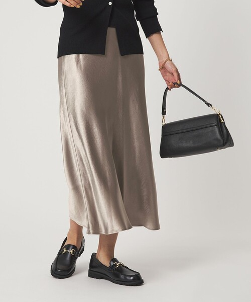 green label relaxing（グリーンレーベルリラクシング）の「サテン ナロー スカート（スカート・レディース・オフホワイト/モカ/イエロー・36/38）」の4枚目の写真