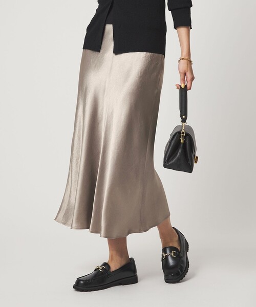 green label relaxing（グリーンレーベルリラクシング）の「サテン ナロー スカート（スカート・レディース・オフホワイト/モカ/イエロー・36/38）」の5枚目の写真