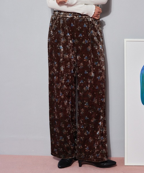 mysty woman（ミスティウーマン）の「フラワープリントベロアパンツ　638759（その他パンツ・レディース・カーキ/ネイビー・FREE）」の2枚目の写真