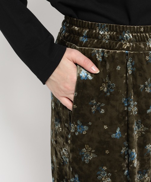 mysty woman（ミスティウーマン）の「フラワープリントベロアパンツ　638759（その他パンツ・レディース・カーキ/ネイビー・FREE）」の16枚目の写真