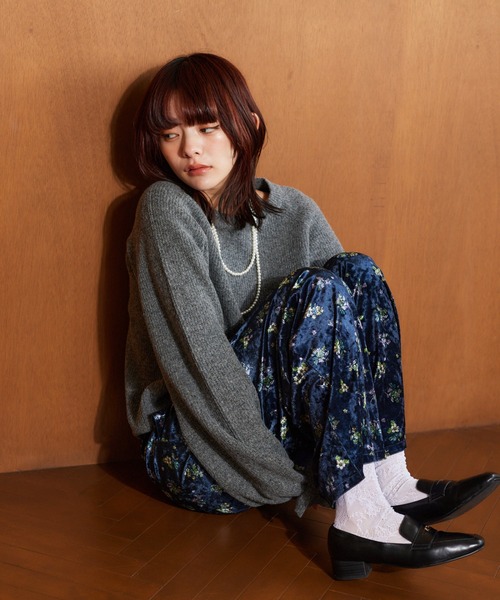 mysty woman（ミスティウーマン）の「フラワープリントベロアパンツ　638759（その他パンツ・レディース・カーキ/ネイビー・FREE）」の4枚目の写真