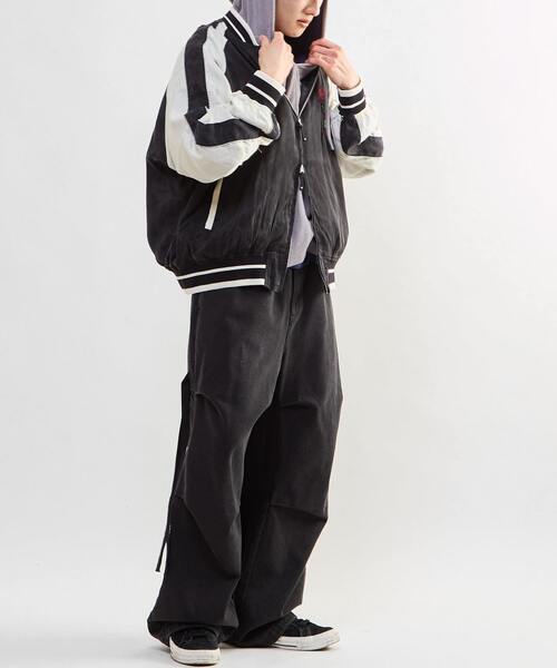 CONVERSE TOKYO（コンバーストウキョウ）の「DENIM WIDE CARGO PANTS（デニムパンツ・レディース・インディゴブルー/グレー/ブラック・MEDIUM/SMALL）」の8枚目の写真