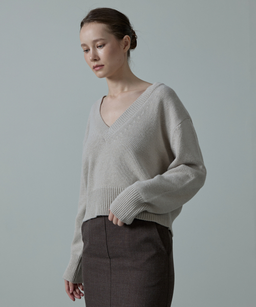 AHRE（アフレ）の「Moana Renew Wool Cropped V-Neck Knit_BEIGE（ニット/セーター・レディース・その他・ONE）」の2枚目の写真