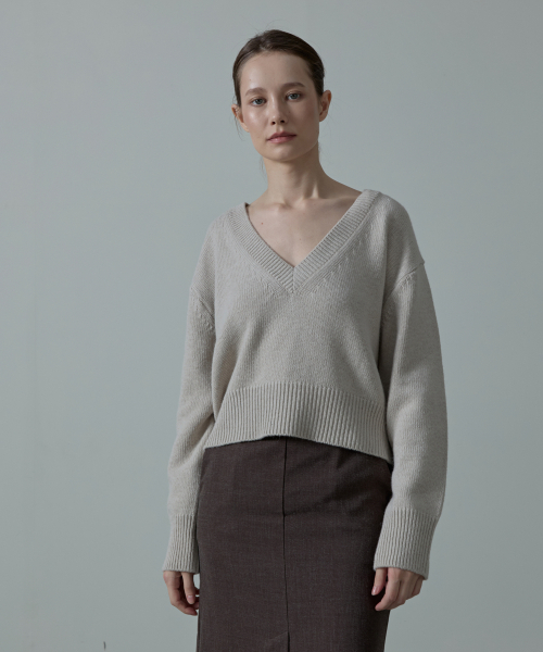 AHRE（アフレ）の「Moana Renew Wool Cropped V-Neck Knit_BEIGE（ニット/セーター・レディース・その他・ONE）」の4枚目の写真